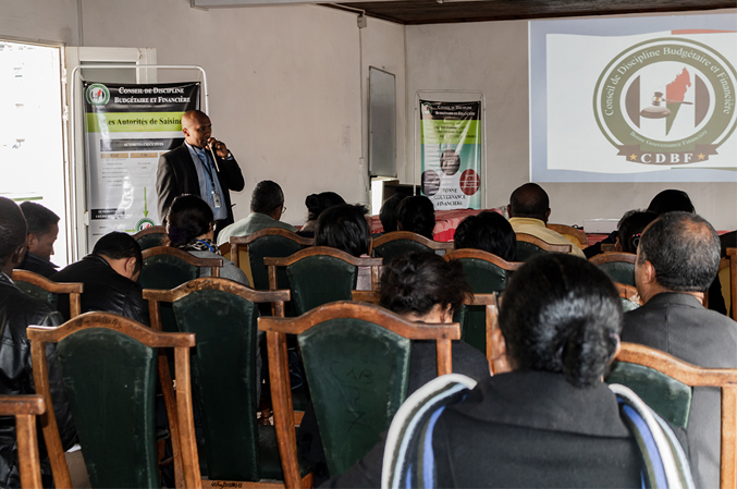 « Le Ministre ainsi que les divers responsables du Ministère de la Fonction Publique et ceux des organismes rattachés s’efforcent de suivre les lois sur les Finances publiques. » selon le Directeur Administratif et Financier.