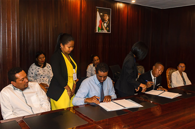 M. THIANA Erick Christophe succède à M. RAZAFINDRAKOTO Julien au poste de Directeur Général du CDBF